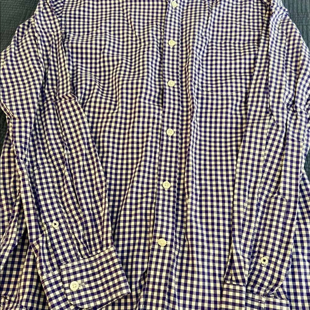 Old Navy Mens button down shirt. Size medium